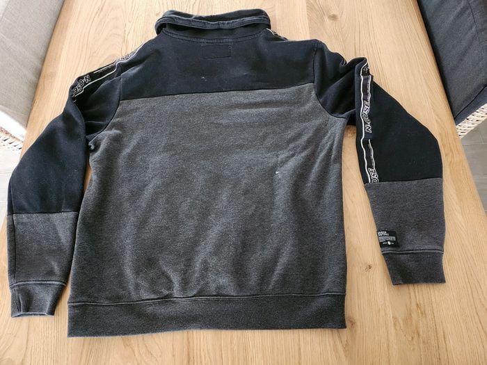 Pull très bon état taille L noir et gris C&A avec col et poche sur le devant - photo numéro 2