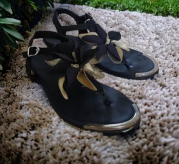 Sandalettes nu pied noir et dorée 38