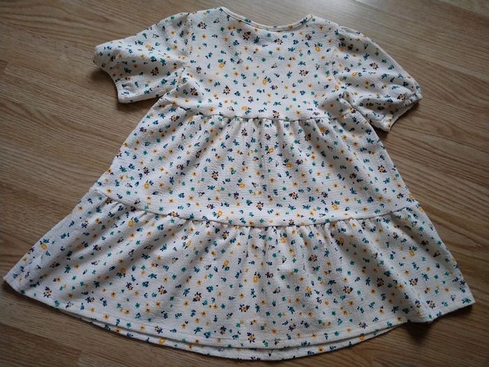 Robe beige a fleurs et son chouchou. Kiabi .
Taille 4 ans - photo numéro 8