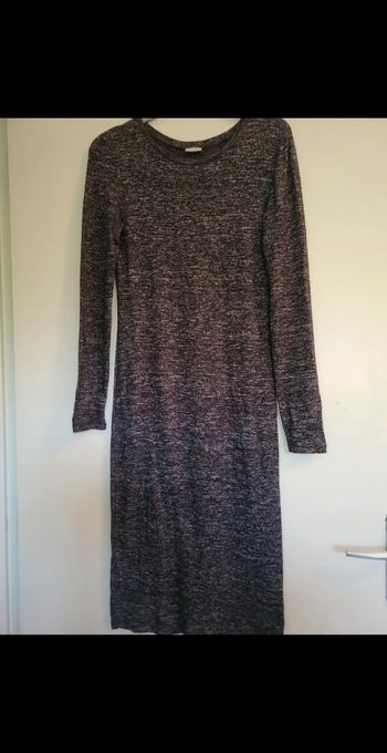 Robe legerement fendue à l arriere taille M