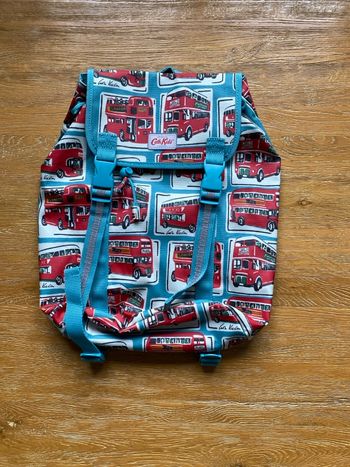 Sac à dos turquoise et rouge avec motifs bus à impériale rouges 