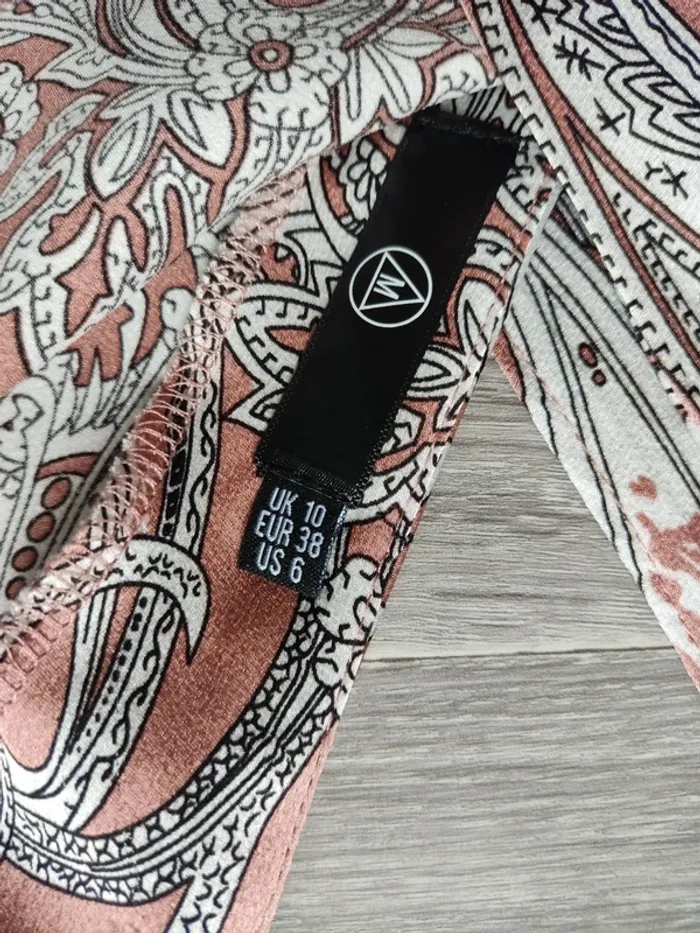 Combishort manche courte et bretelle cache-coeur rose motif paisley noir blanc taille 38 Missguided - photo numéro 10