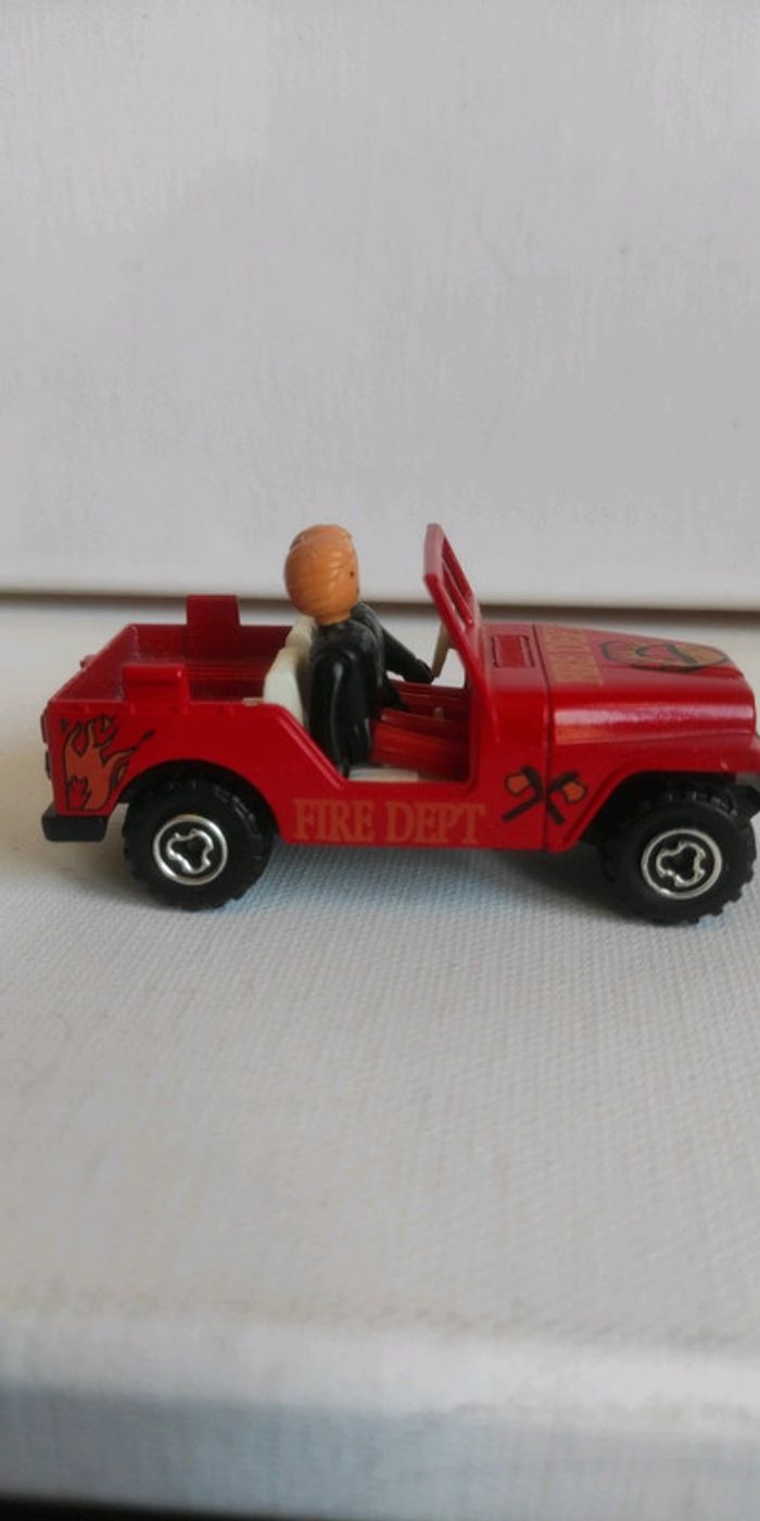 Modélisme jeep de pompier avec deux personnages - photo numéro 2