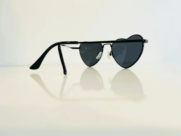 Lunette de soleil femme cœur noire UV protection catégorie 3 - photo numéro 4