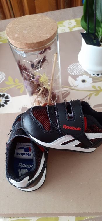 Une paire de basket pointure 17