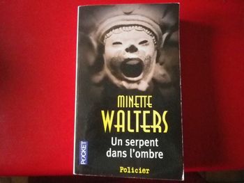 UN SERPENT DANS L'OMBRE