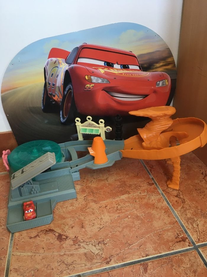 Circuit Cars/ Coffret piste Radiator Springs Hors de Contrôle Mini Racers (neuf, vidéo à l’appui)