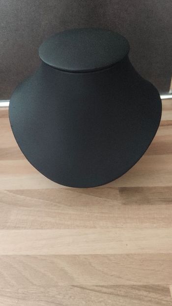 Presentoir pour ras de cou ou moyenne longueur