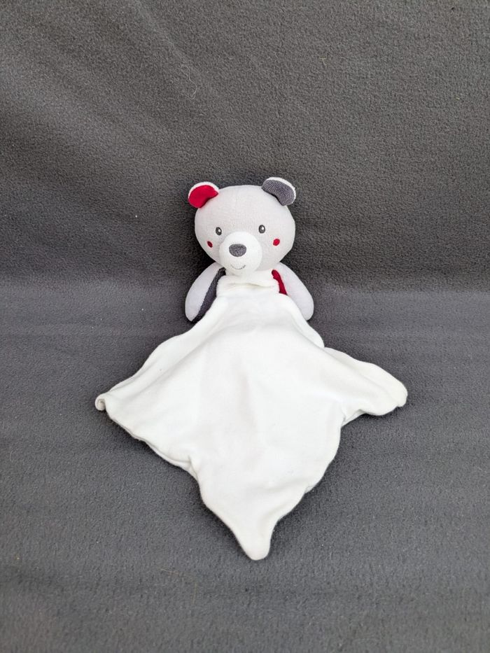 Doudou cajou ours mouchoir sucre d'orge Doudou cajou ours mouchoir
Sucre d'orge
Gris blanc et rouge