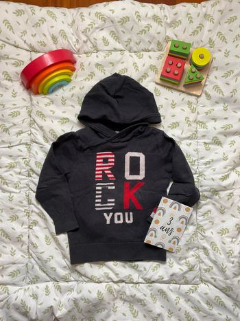 pull à capuche gris inscription devant grain de blé 3 ans