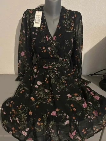 Robe manches longues neuve avec étiquettes en taille XS