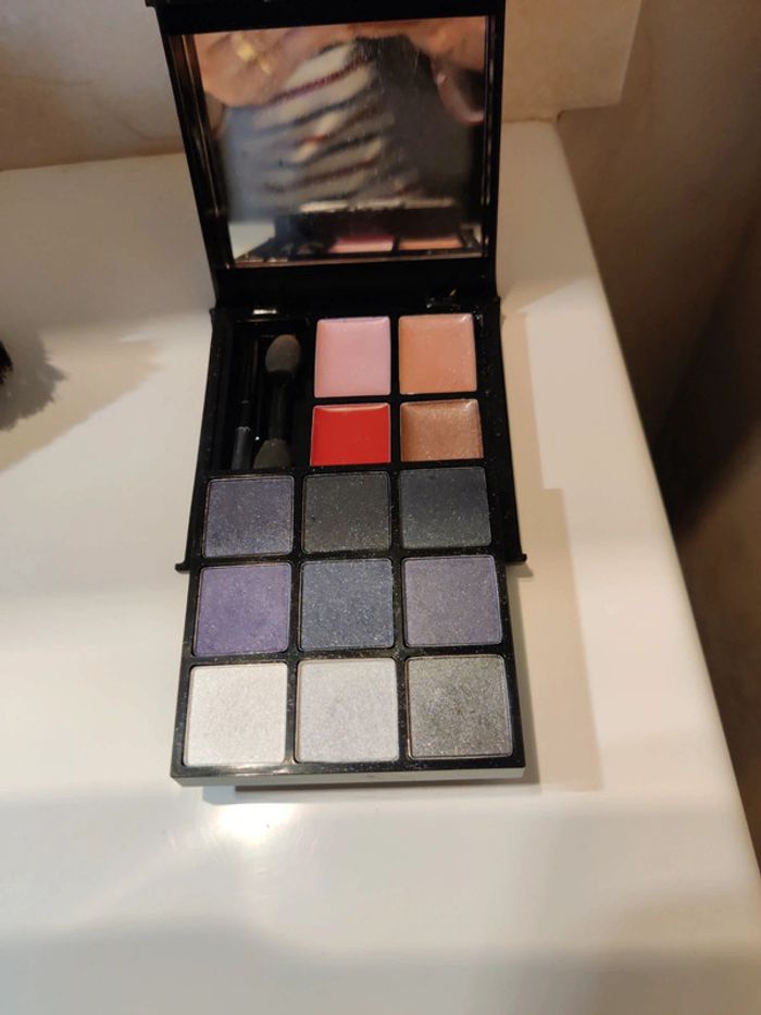 Petite palette de maquillage - photo numéro 3