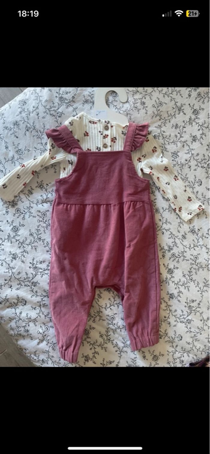 Ensemble salopette côtelé framboise et tee shirt manche longues fleuri bébé - photo numéro 3