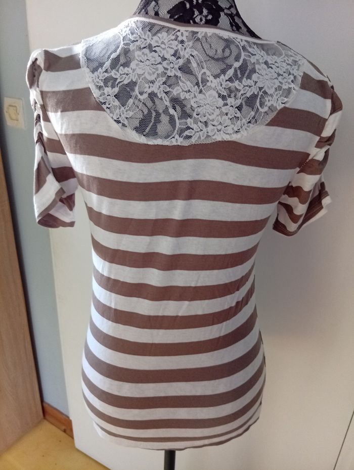 Joli tee-shirt avec p'tite dentelle à l' arrière - photo numéro 5