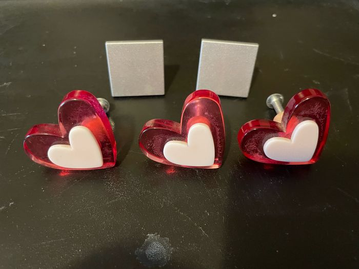 Vends BOUTON ou POIGNÉE DE TIROIR COEUR COULEURS POUR POIGNÉE MEUBLE ENFANTS en très bon état 3 cœurs et 2 carré - photo numéro 5