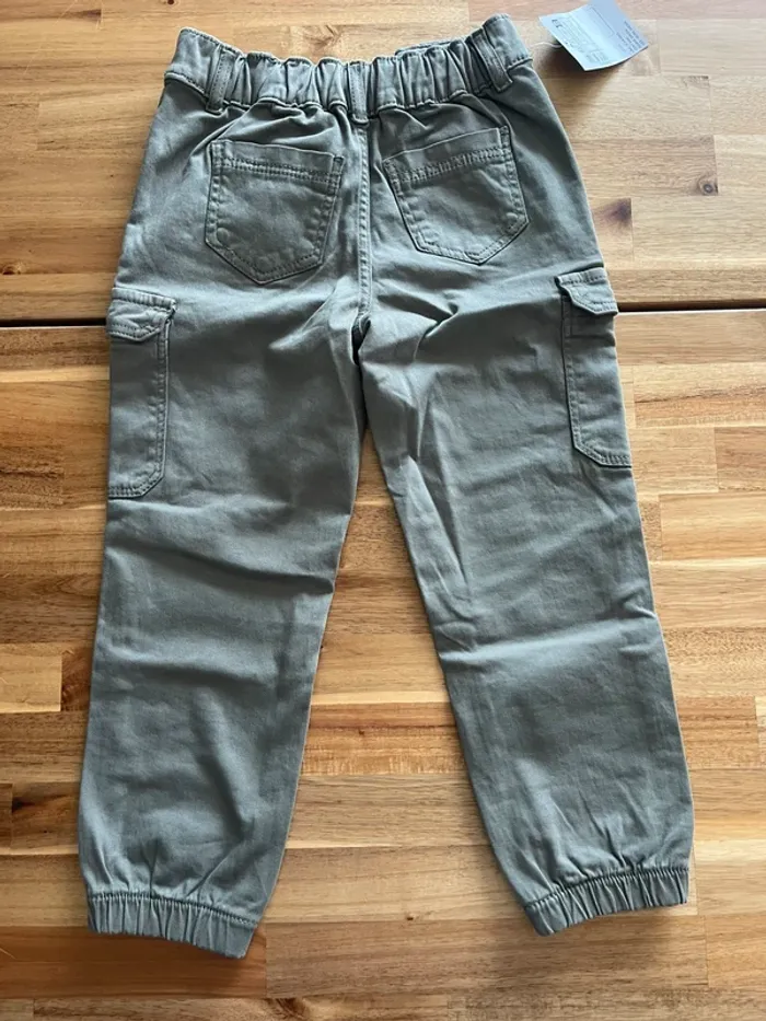 Pantalon cargo 5 ans neuf - photo numéro 4