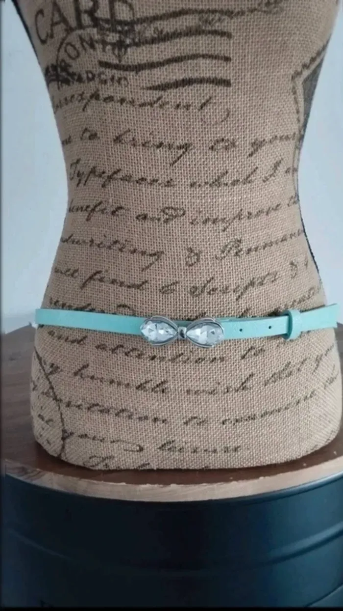 Ceinture fine bleu boucle effet noeud