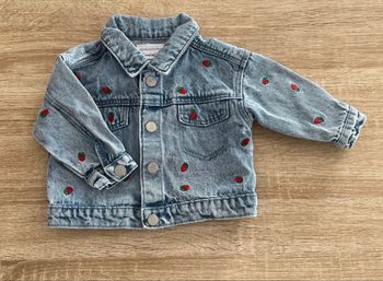 Veste en jean et fraises brodées - bébé fille - Primark