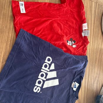 Lot de 2 tee-shirt Adidas 5 ans.