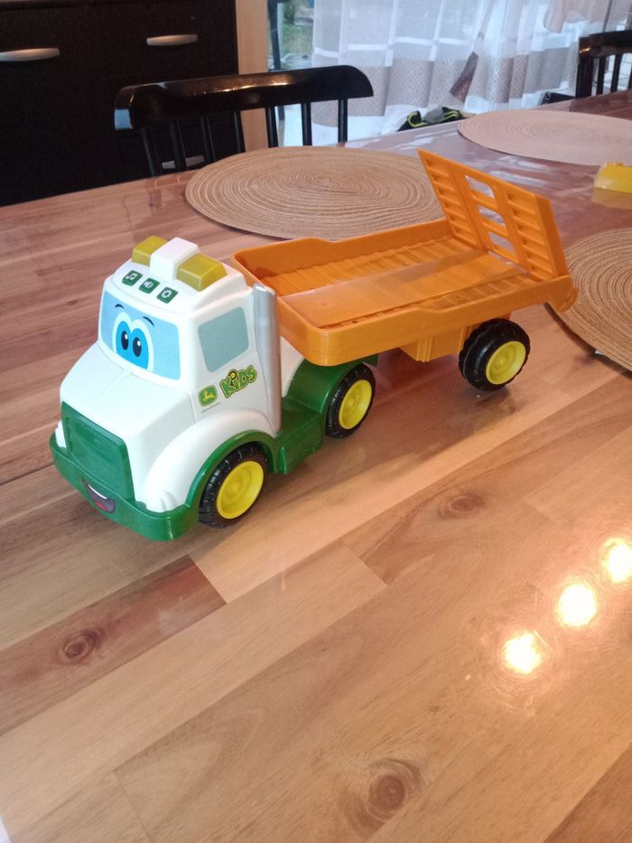 Camion John Deere musical avec sa remorque