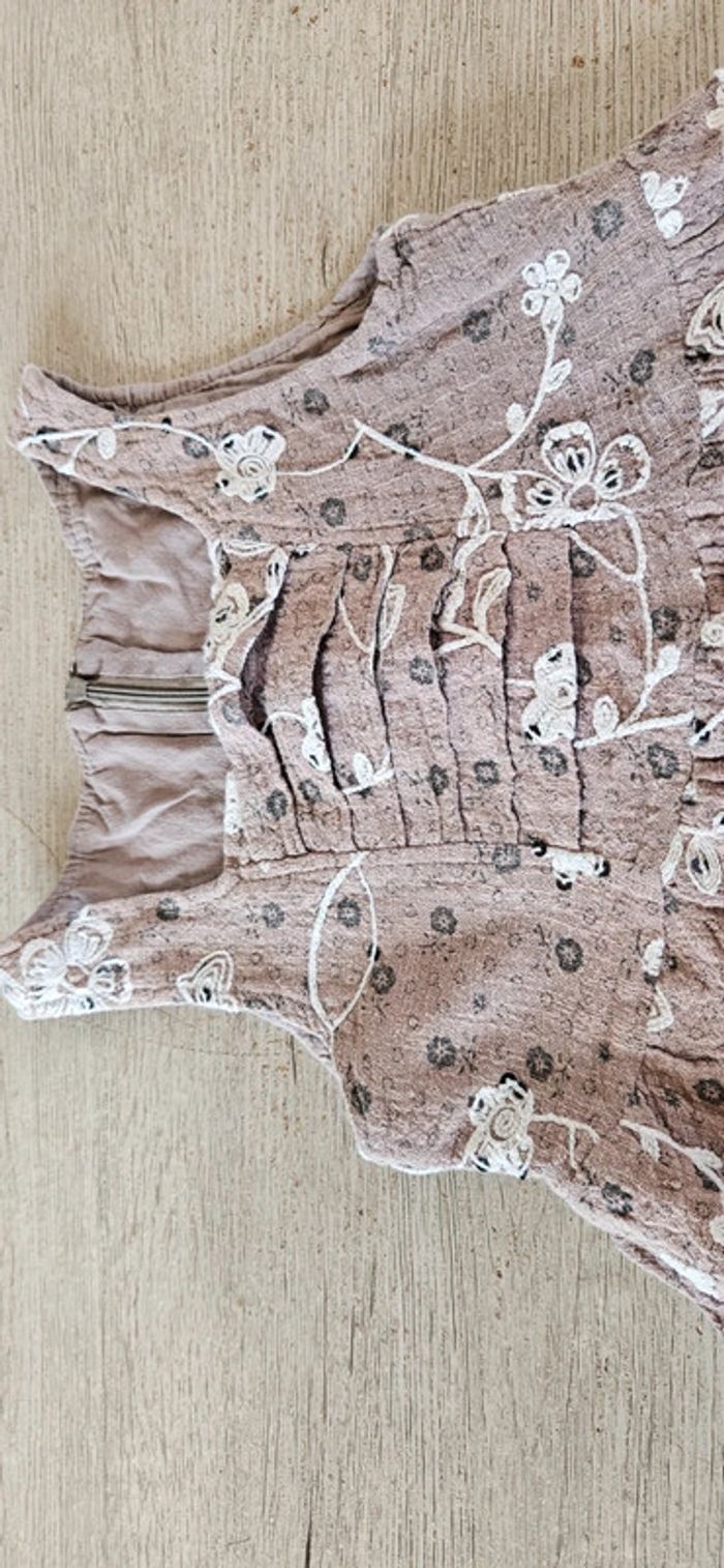 Jolie robe courte d été beige clair/beige foncé, taille 4/5 ans - photo numéro 4