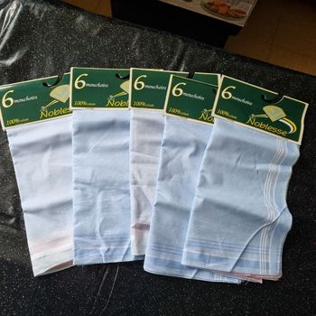 5 paquets  de 6 mouchoirs (soit 30) NEUF