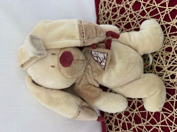 Doudou musical lapin gilet beige bordeaux NICOTOY