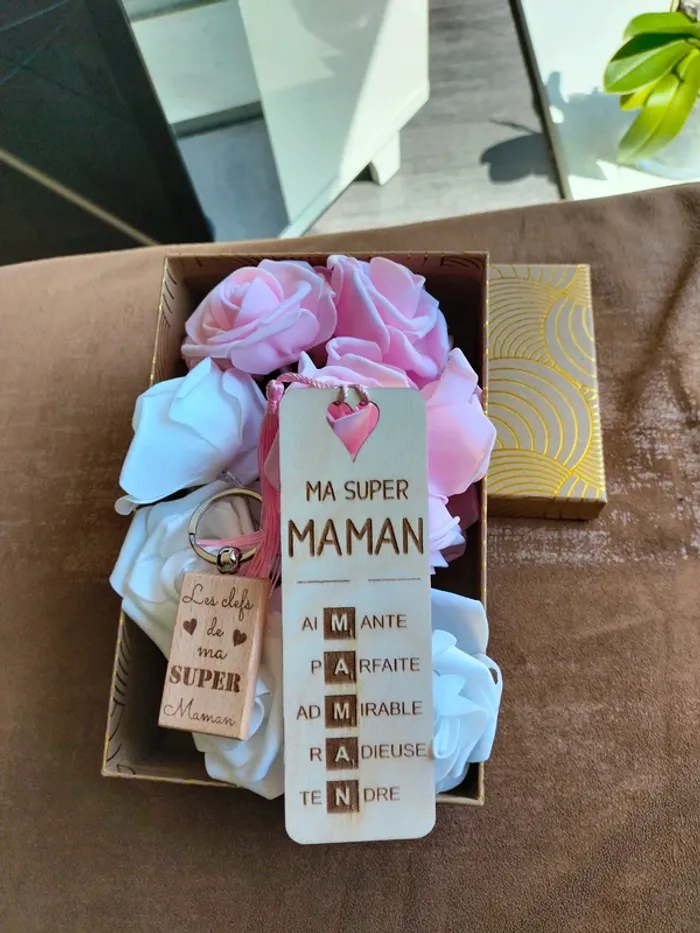 Coffret marque page+ porte clé en bois + guirlande de rose lumineuse pour cadeau maman neuf - photo numéro 2