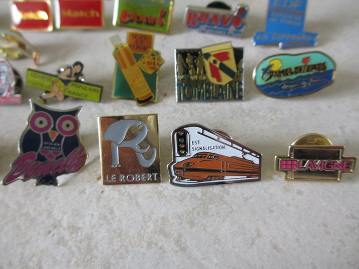 Lot de 35 pin’s années 1990 - photo numéro 5