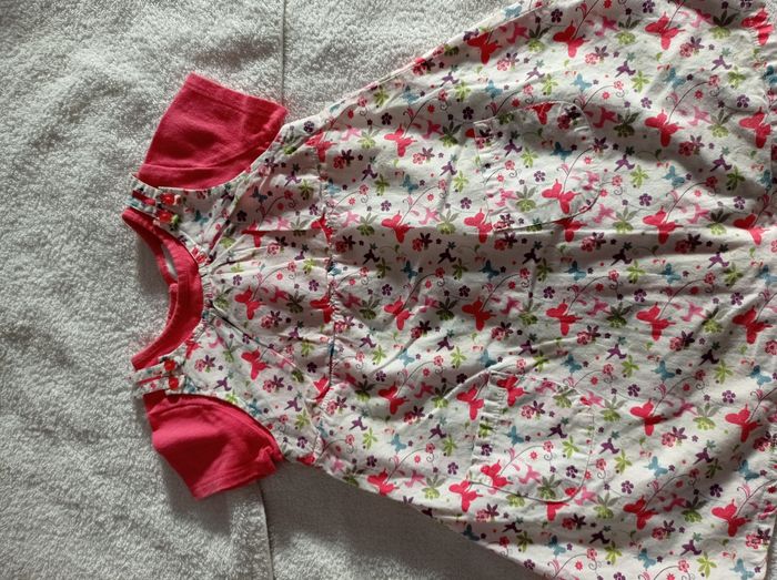 Robe à bretelles avec petit pull mange courtes taille 24 mois 86 cm motifs papillon fleurs marque Vertbaudet