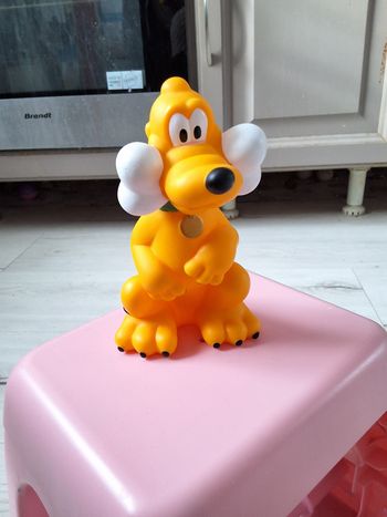 Figurine Disney Pluto assis tenant un os 13 cm Neuf