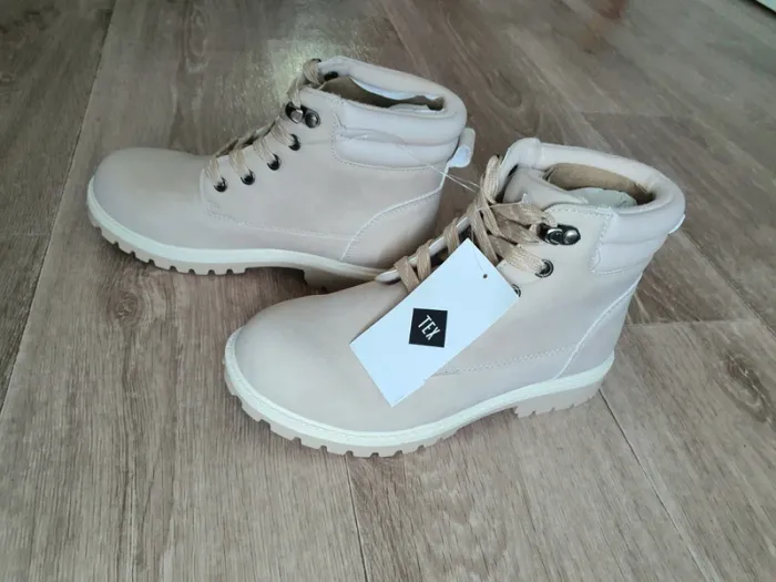 Bottines à lacets beiges taille 34 neuves - photo numéro 2