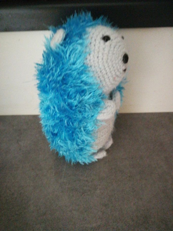 Peluche amigurumi hérisson bleu fait main au crochet - photo numéro 4