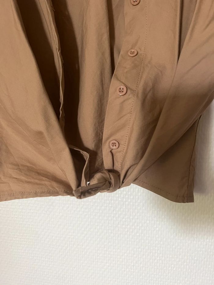 Chemise courte camel avec noeud - photo numéro 4