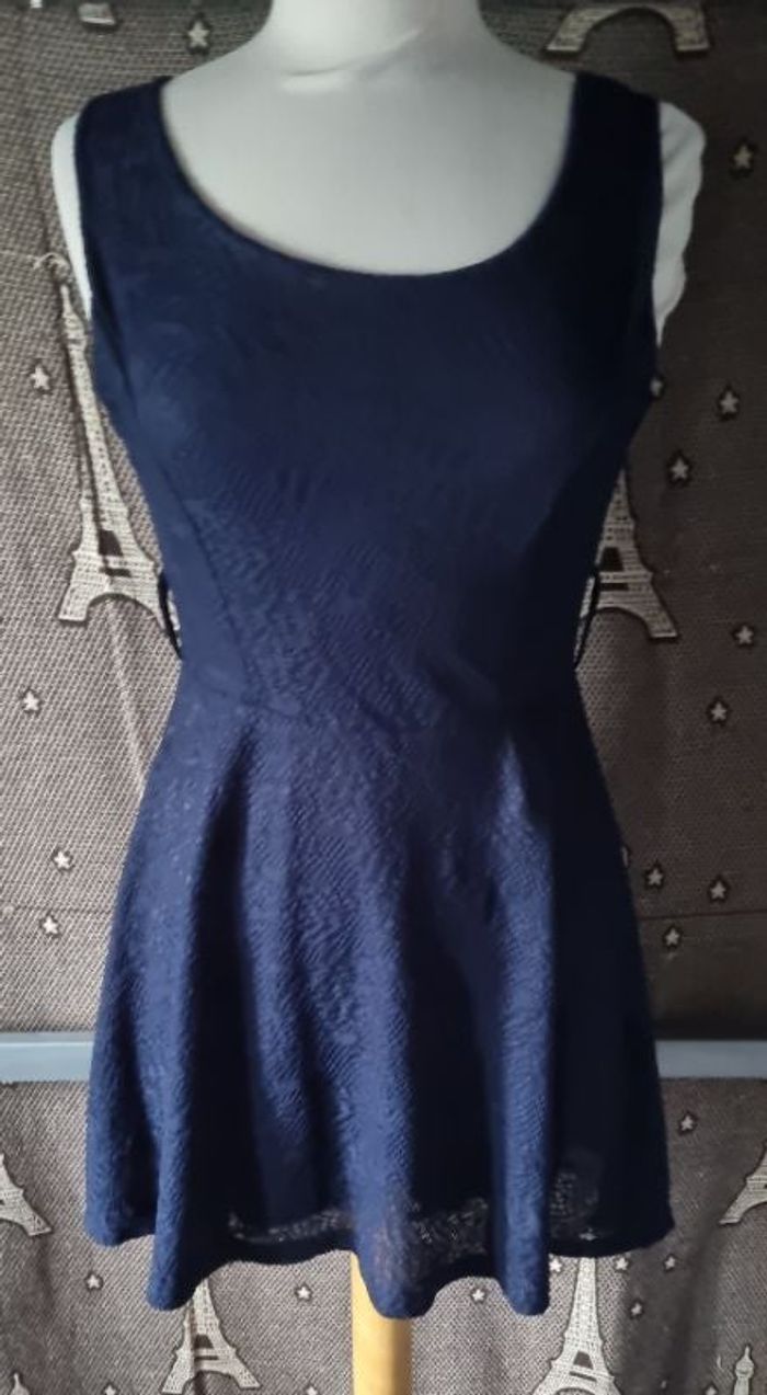 Robe patineuse marine à broderie taille 38-40 - photo numéro 1