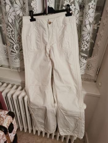 Pantalon avec 4 poches, bouton et fermeture, galon en bas jambes