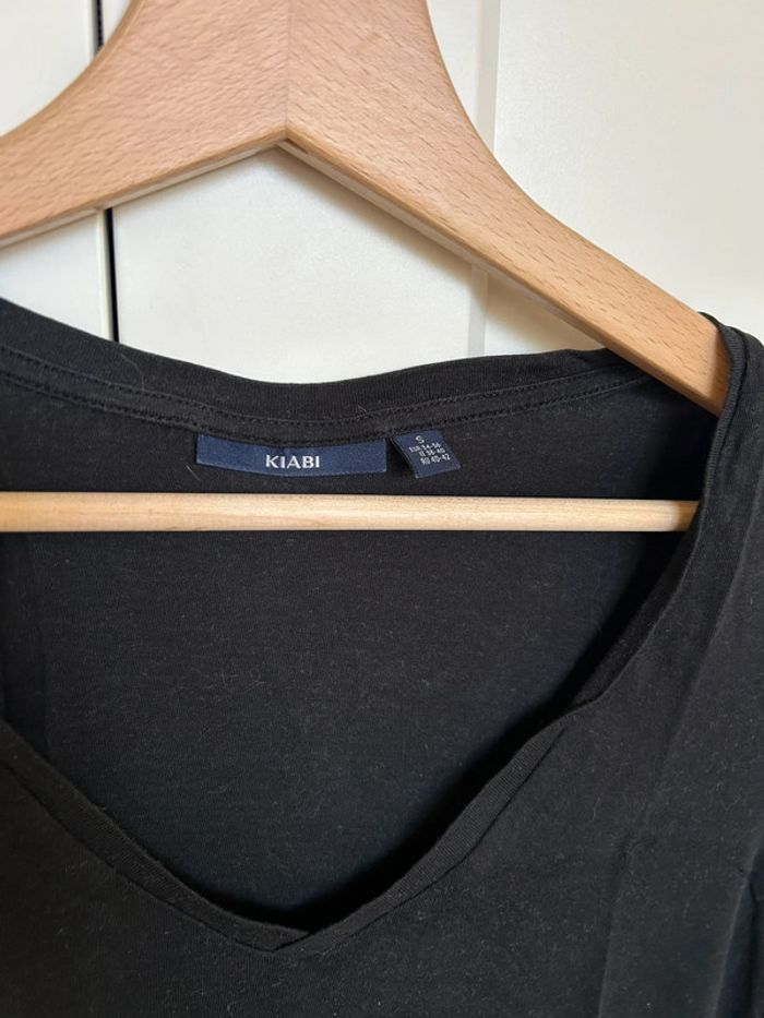585 – t-shirt noir col V Kiabi - photo numéro 2
