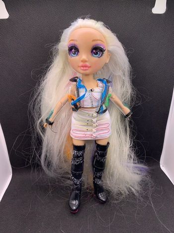 Poupée rainbow high amaya raine