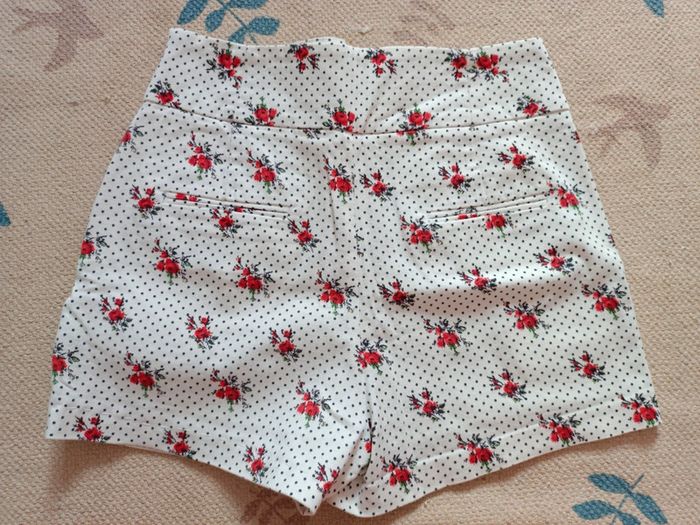 Short court blanc avec rose rouge zara basic M - photo numéro 4
