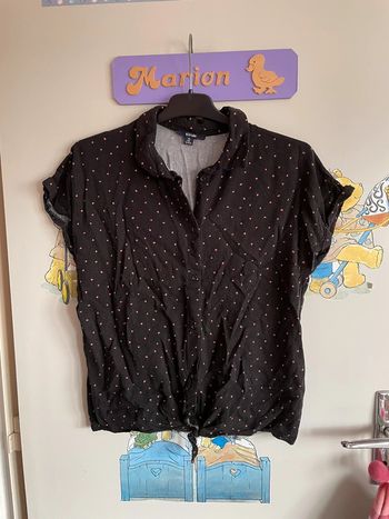 Chemisier à manches courtes noir à motifs roses, taille Xs, marque Kiabi.