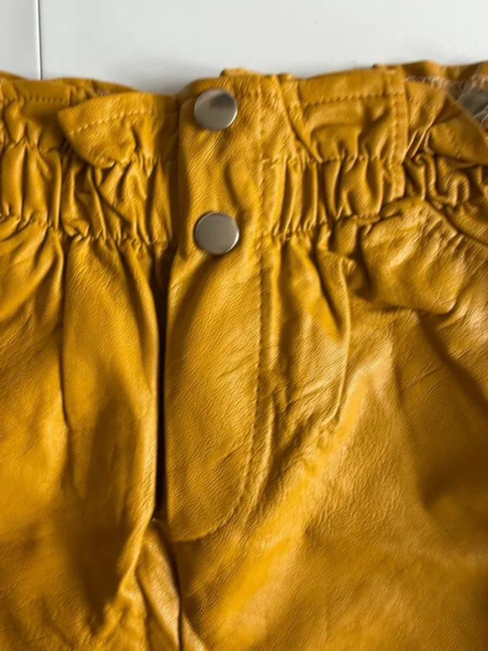 Short simili cuir moutarde en très bon état taille 34-36 - photo numéro 2