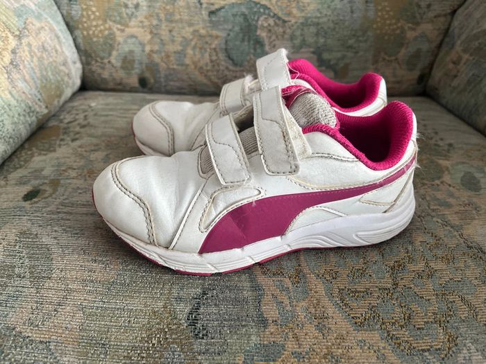 Paire de basket marque puma rose foncé et blanc - photo numéro 3