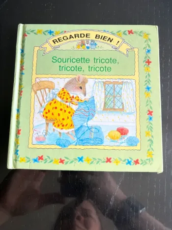 Souricette tricote, tricote, tricote