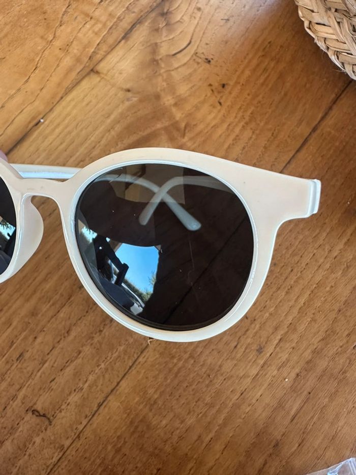 Paire de lunettes de soleil neuves - photo numéro 4
