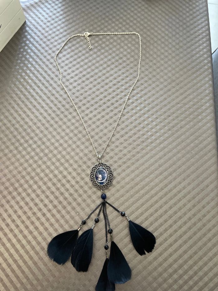 Collier cabochon plume noir