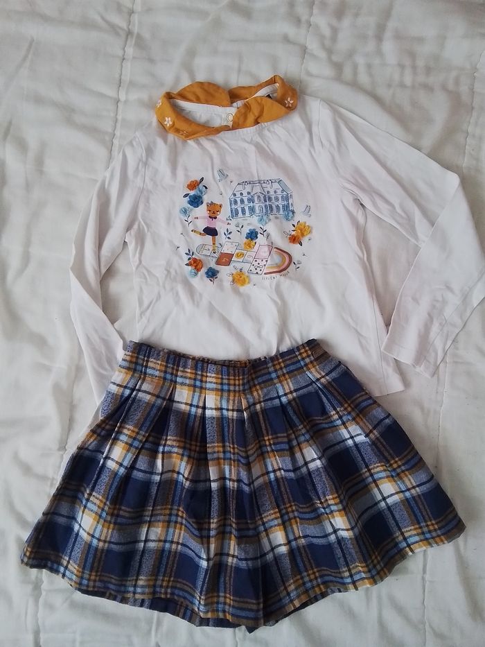 Un ensemble jupe short et tee shirt a col