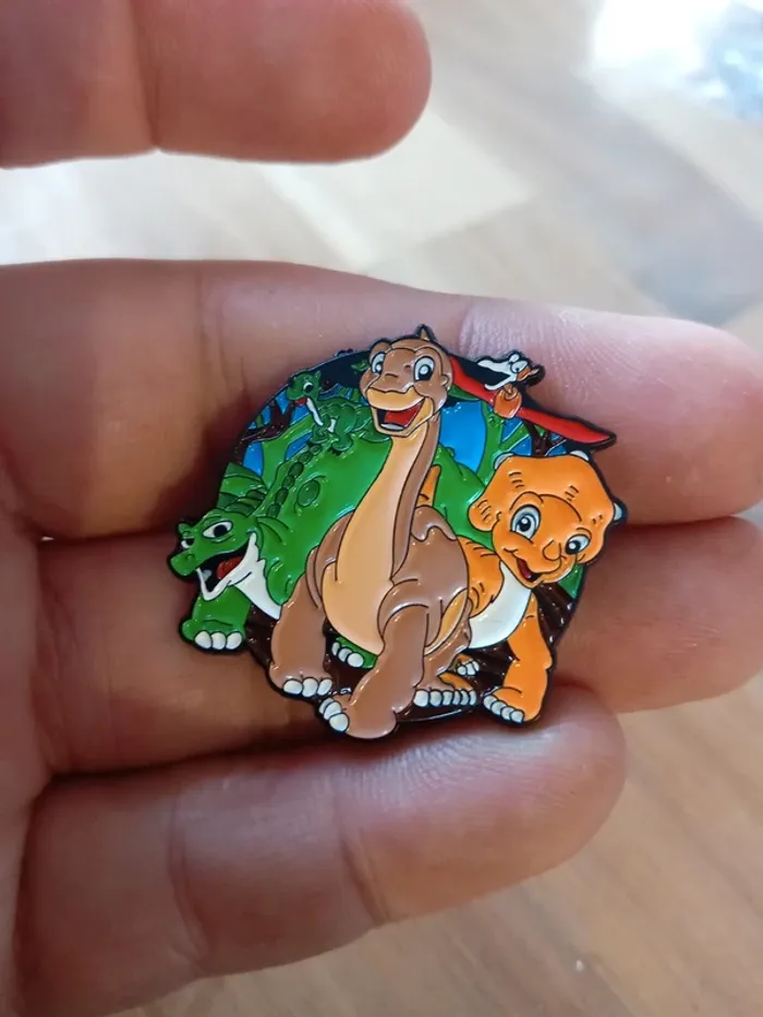 Pin's petit pieds du film le petit dinosaure de disney - photo numéro 4
