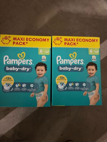 2cartons couches t 6 Pampers