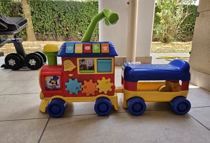 Trotteur train parle italien