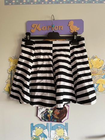 Jupe short à rayures noires et blanches, taille 34.